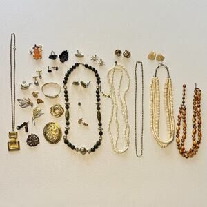 Vintage Jewelry Lot 26pc Many Signed Monet Trifari Lisner Reseller